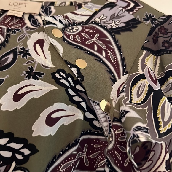Loft never been worn green blouse with paisley print and button detail - Picture 2 of 3